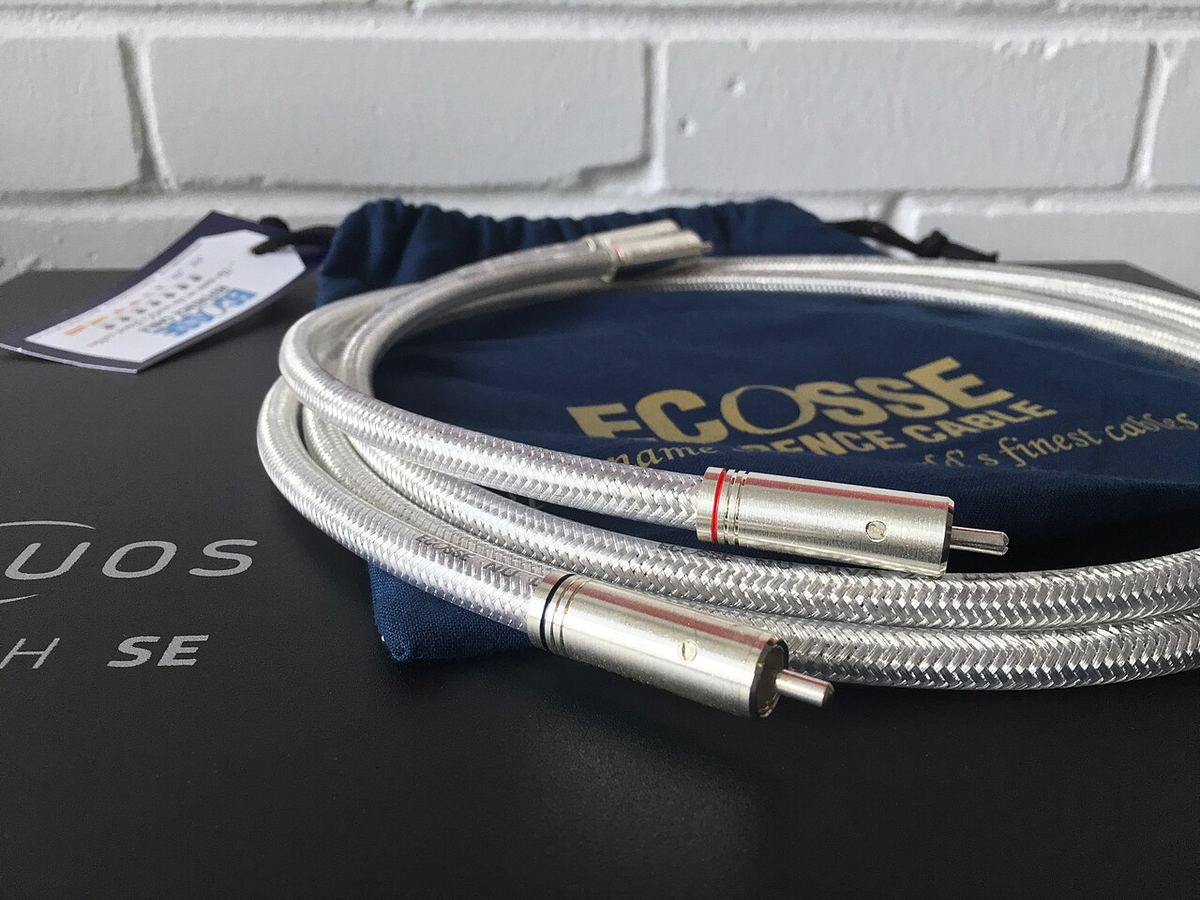 Premium braided silver-coloured audio interconnect with its storage pouch