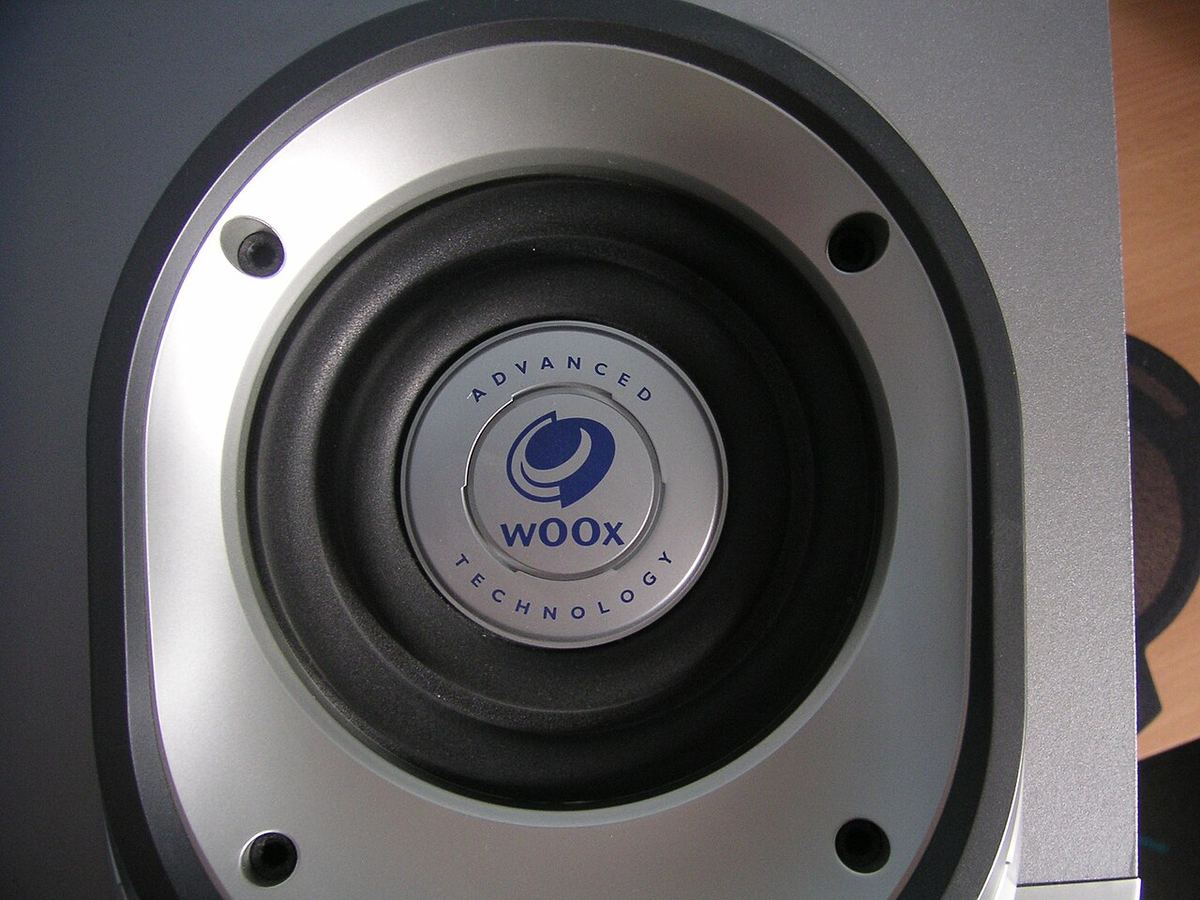 Passive radiator on top of a compact speaker cabinet