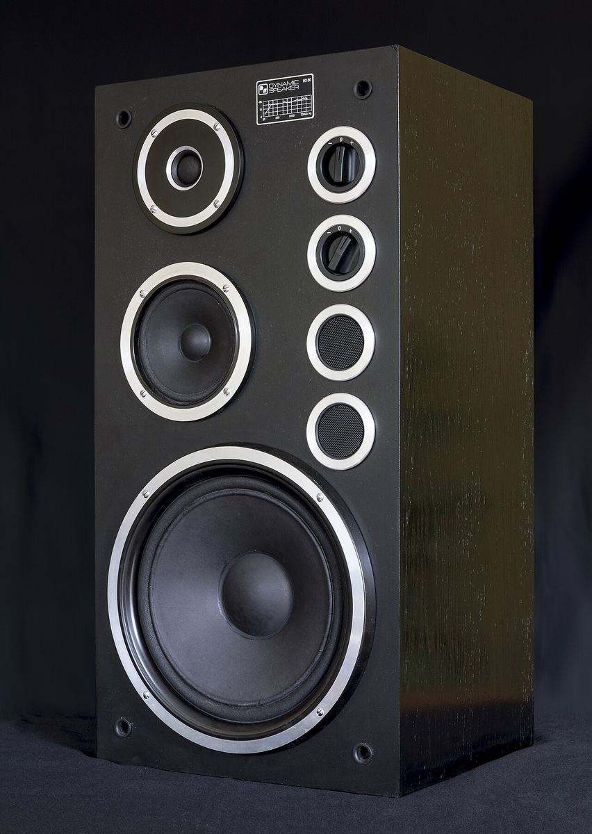 Altus 110 three-way hi-fi loudspeaker with woofer, midrange and tweeter